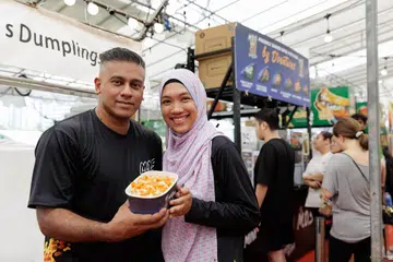 Pengasas Ministry of Spud, Encik Abdul Khalil Abdul Mohsen, bersama isterinya, Cik Marinah Umiharty Abdullah, dengan hidangan terkenal mereka Mac & Cheese Spud yang dilengkapi Bang Bang Sauce buatan sendiri.