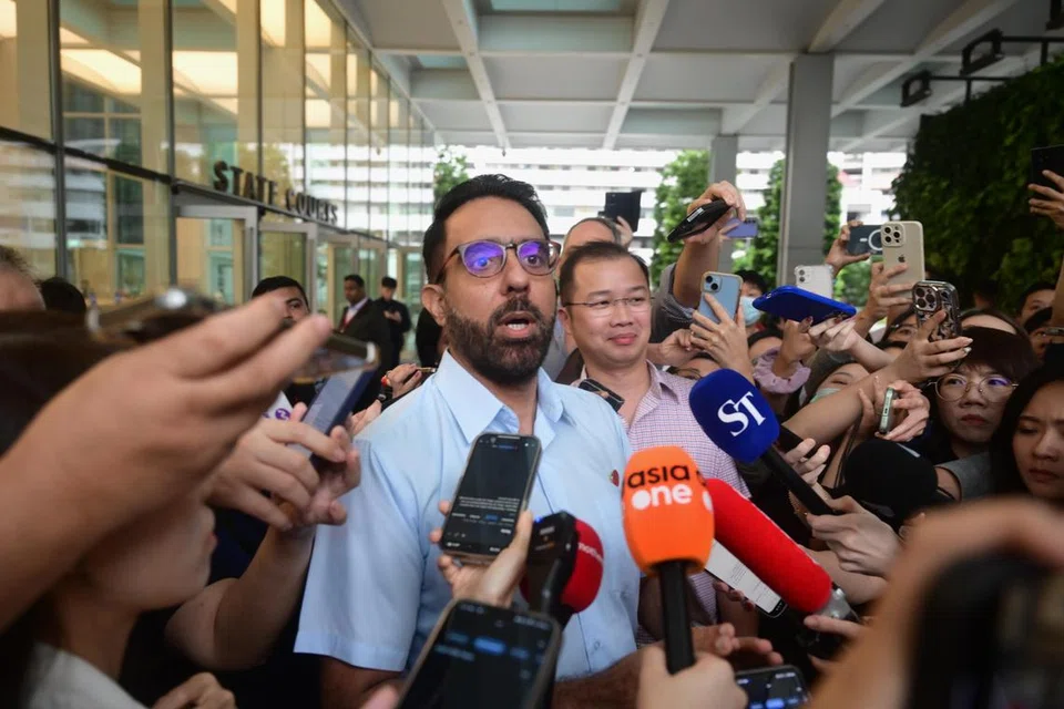 Setiausaha Agung Parti Pekerja (WP) dan Ketua Pembangkang (LO), Encik Pritam Singh (tengah) bercakap dengan pihak media selepas hukuman dijatuhkan ke atasnya pada 17 Februari.