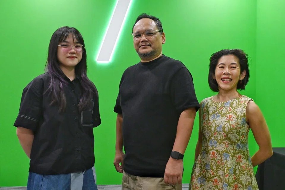 Rofizano Zaino (tengah) bersama Ketua Kurasi dan Pembangunan Industri Artery, Cik Joyce Toh (kanan), dan Kurator Muda dan Pengurus Program Seni Artery, Cik Gwyneth Poh (kiri), di studio seniman Artery di Admirax Building, Sembawang.