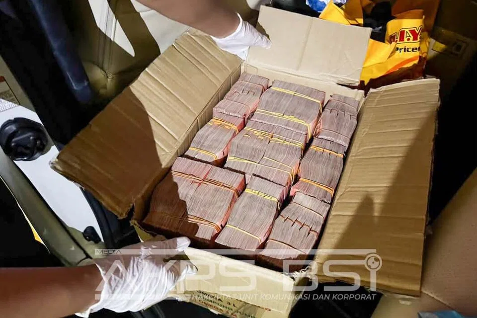 Datuk Mohd Nasaruddin berkata pihaknya masih menyiasat alasan pasangan berkenaan gagal mengisytiharkan wang tunai itu sebelum membawanya keluar dari Malaysia.