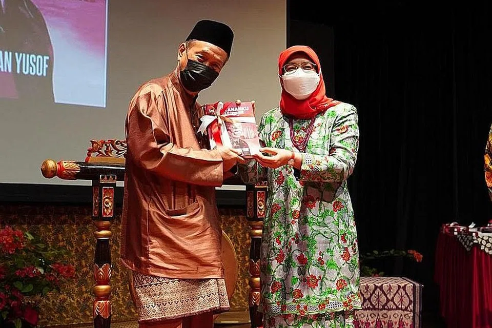 BUKU MEMOIR: Presiden Halimah (kanan) berharap generasi muda dapat mencontohi sifat baik yang ditonjolkan Encik Yatiman (kiri) menerusi pengalaman beliau di dalam buku itu. - Foto BH oleh NUR DIYANAH TAHA