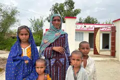 ADA TEMPAT BERTEDUH: Cik Sitta Bibi, seorang balu dan ibu lima anak yang kehilangan tempat tinggal dalam banjir di Pakistan, merupakan orang pertama menerima rumah perlindungan yang dibina.