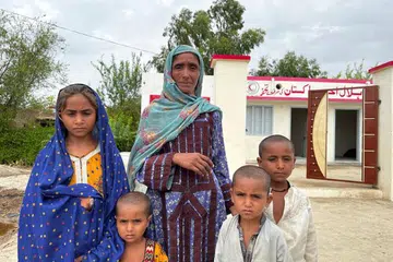 ADA TEMPAT BERTEDUH: Cik Sitta Bibi, seorang balu dan ibu lima anak yang kehilangan tempat tinggal dalam banjir di Pakistan, merupakan orang pertama menerima rumah perlindungan yang dibina.