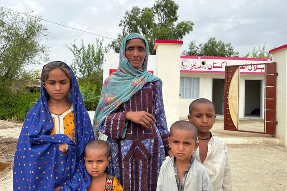 ADA TEMPAT BERTEDUH: Cik Sitta Bibi, seorang balu dan ibu lima anak yang kehilangan tempat tinggal dalam banjir di Pakistan, merupakan orang pertama menerima rumah perlindungan yang dibina.