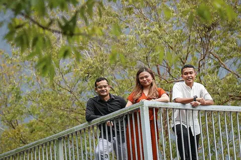 TERSENTUH DENGAN ISU WANITA DIDERA: Pencipta lagu, Mohamed Zulhilmi Ya'acob (kanan), menghasilkan 'Keadaanmu' setelah terkesan dengan berita penderaan wanita dalam rumah tangga. Lagu ini diterbitkan Shawal Ziyad (kiri) dan dinyanyikan Shalyza Rosly. - Foto BH oleh SYAMIR SAPARI