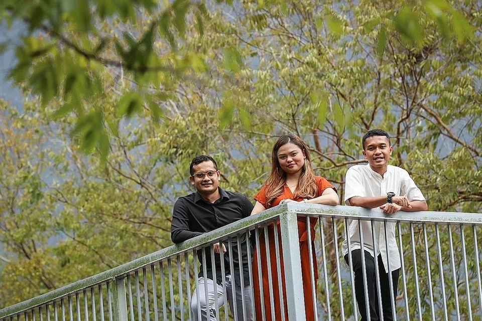 TERSENTUH DENGAN ISU WANITA DIDERA: Pencipta lagu, Mohamed Zulhilmi Ya'acob (kanan), menghasilkan 'Keadaanmu' setelah terkesan dengan berita penderaan wanita dalam rumah tangga. Lagu ini diterbitkan Shawal Ziyad (kiri) dan dinyanyikan Shalyza Rosly. - Foto BH oleh SYAMIR SAPARI