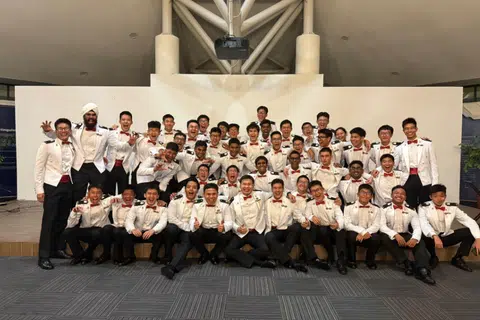2LT Aleena Aidil (barisan paling belakang) bersama rakan sekursus di Sekolah Pegawai Kadet (OCS), yang banyak memberi sokongan sepanjang latihan.
