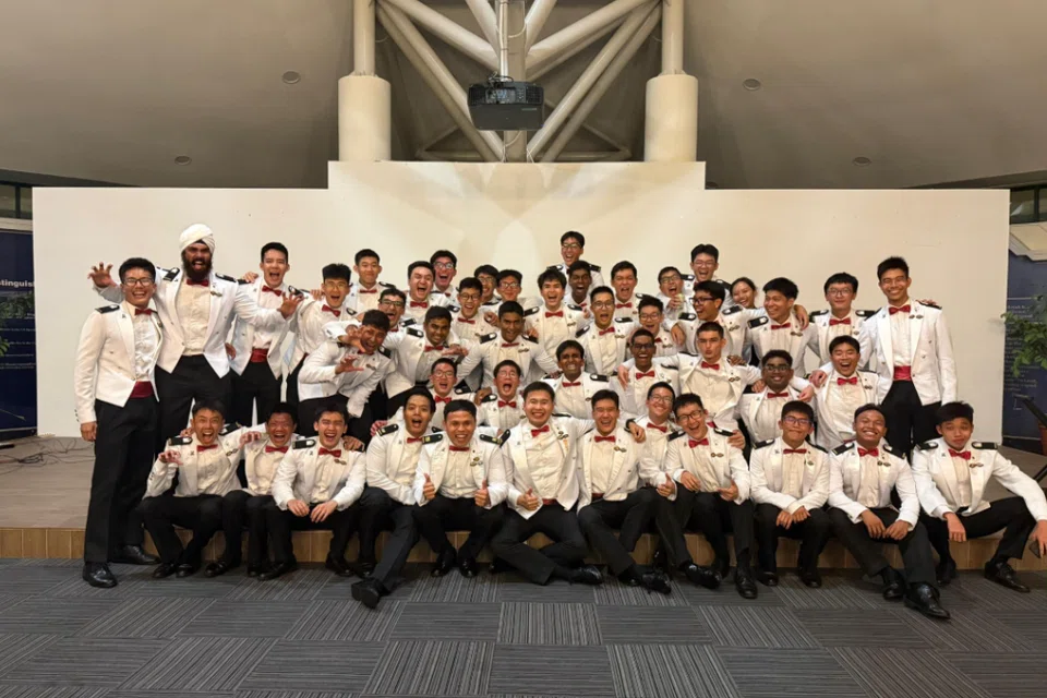 2LT Aleena Aidil (barisan paling belakang) bersama rakan sekursus di Sekolah Pegawai Kadet (OCS), yang banyak memberi sokongan sepanjang latihan.