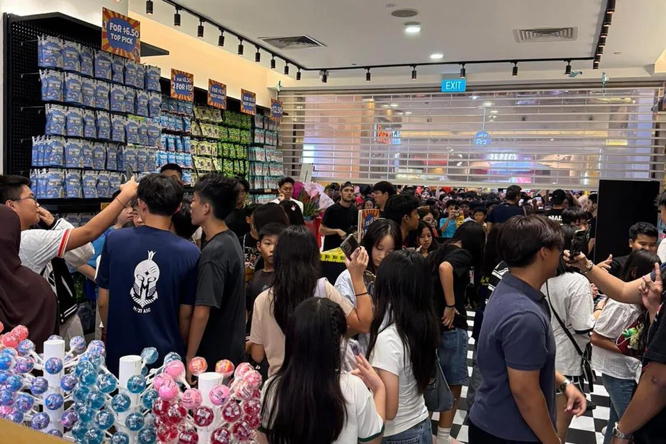 LOKASI STRATEGIK: Seramai 700 orang membanjiri cawangan baharu SGFR di Bedok Mall pada majlis perasmian pada 17 Januari.