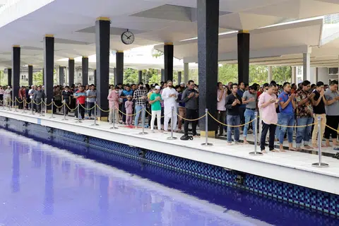 Gambar fail menunjukkan umat Islam menunaikan solat Jumaat di sebuah masjid di Kuala Lumpur pada 2023. Persidangan Muslim Salafi pada 24 hingga 26 Januari di Perlis telah menimbulkan persoalan tentang bagaimana langkah membenarkan ideologi agama ini sesuai dengan pendirian kerajaan persekutuan mengenai visi sederhana untuk Islam di Malaysia.