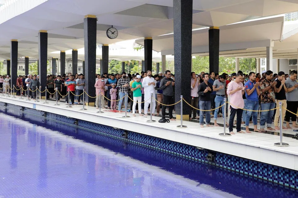 Gambar fail menunjukkan umat Islam menunaikan solat Jumaat di sebuah masjid di Kuala Lumpur pada 2023. Persidangan Muslim Salafi pada 24 hingga 26 Januari di Perlis telah menimbulkan persoalan tentang bagaimana langkah membenarkan ideologi agama ini sesuai dengan pendirian kerajaan persekutuan mengenai visi sederhana untuk Islam di Malaysia.