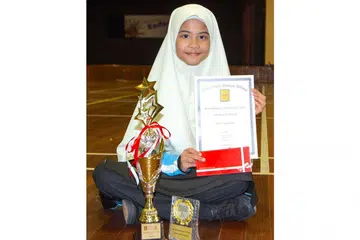 JUARA: Siti Zainab muncul juara bagi lukisan komiknya yang menerangkan maksud peribahasa 'diam-diam ubi'. - Foto BH oleh ZALEHA ABDUL KADER