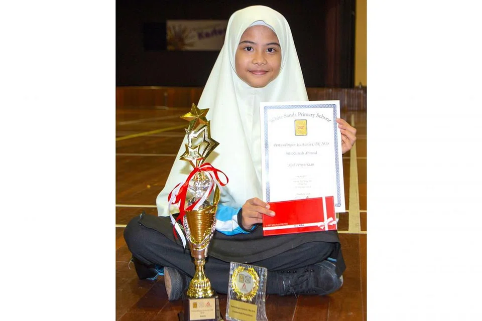 JUARA: Siti Zainab muncul juara bagi lukisan komiknya yang menerangkan maksud peribahasa 'diam-diam ubi'. - Foto BH oleh ZALEHA ABDUL KADER