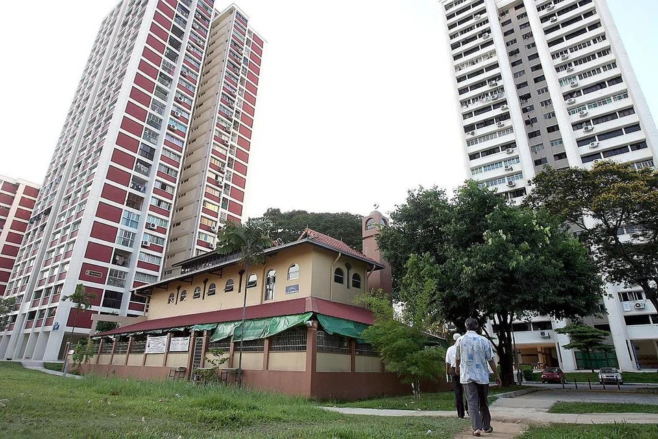 KELAS MENGAJI: Masjid Kampong Delta di 10 Delta Avenue, dekat River Valley. Masjid ini aktif berkhidmat bagi Muslim, antara lain dengan mengadakan kelas mengaji bagi kanak-kanak yang tinggal di blok flat sekitarnya (atas). Gambar diambil sebelum Covid-19. - Foto-foto fail BH, MASJID KAMPONG DELTA