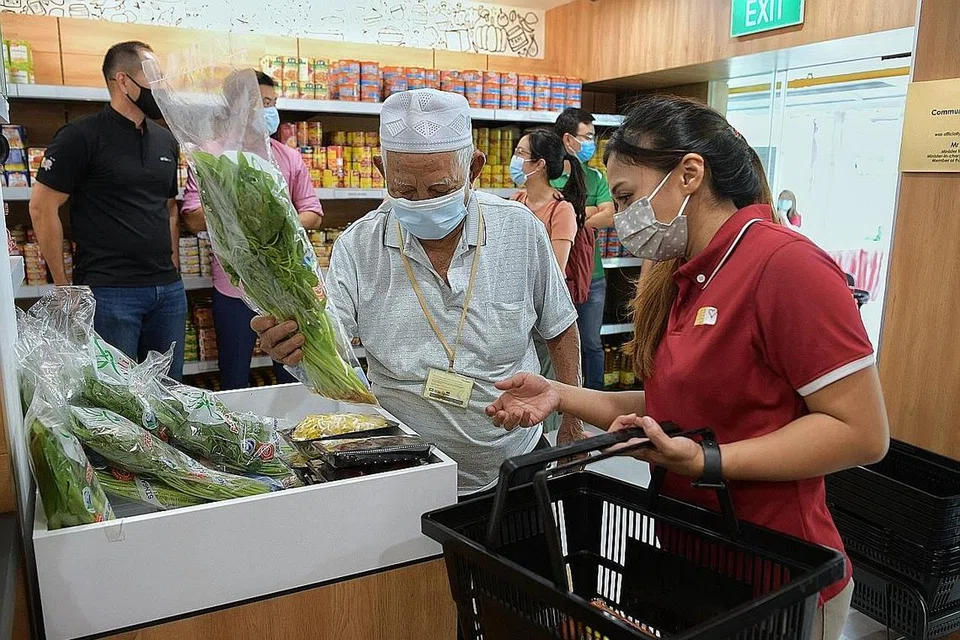 DARI KEBUN KE KELUARGA: Benefisiari di Boon Lay dapat memilih hingga tujuh hasil tempatan segar, seperti tiga jenis sayur-sayuran, dua jenis cendawan, telur puyuh dan telur, di kedai masyarakat Food from the Heart. - Foto BH oleh NG SOR LUAN.