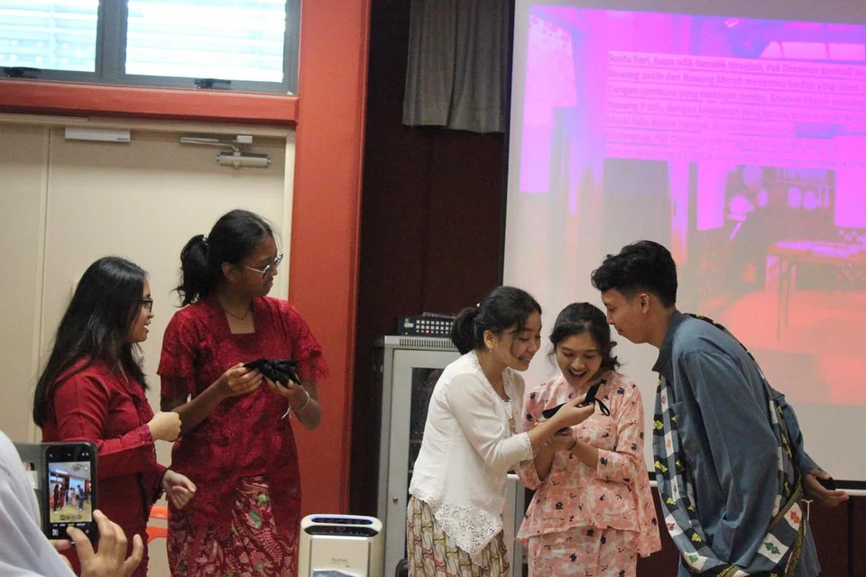 Persembahan muzikal pelajar dari Maktab Rendah Catholic menghiburkan para penonton dengan persembahan muzikal mini berdasarkan cerita, ‘Bawang Merah Bawang Putih’.