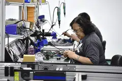 ASET BERHARGA: Adalah penting bagi memanfaatkan secara berkesan pengalaman dan kemahiran golongan pekerja warga emas yang mampu menjadi aset penting dalam tenaga kerja. - Foto fail