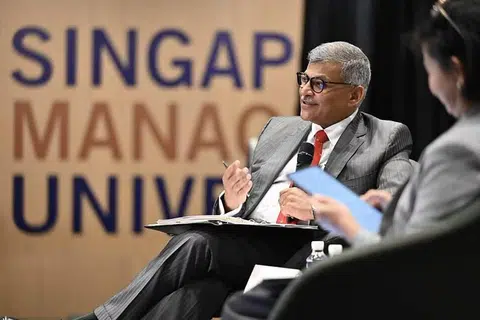 BERI HURAIAN: Ketua Hakim Sundaresh Menon memberi ulasan dalam salah satu daripada tujuh perbualan antara badan kehakiman dan masyarakat.