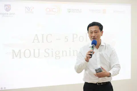 USAHA BANTU WARGA EMAS: AEncik Ong Ye Kung berkata usaha sukarela yang lebih berterusan semakin banyak diperlukan, terutama apabila penduduk di Singapura semakin tua. 