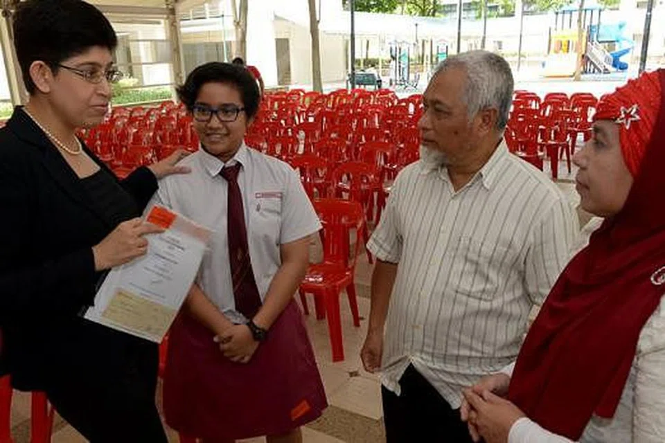 BERI NASIHAT: Dr Fatimah Lateef (kiri) memberi semangat kepada Nurhamizah Zohry (dua dari kiri) yang mahu menjadi pegawai polis. Mereka bersama ibu bapa Nurhamizah, Encik Zohry Rahmat dan Cik Rafidah Ahmat. - Foto TUKIMAN WARJI