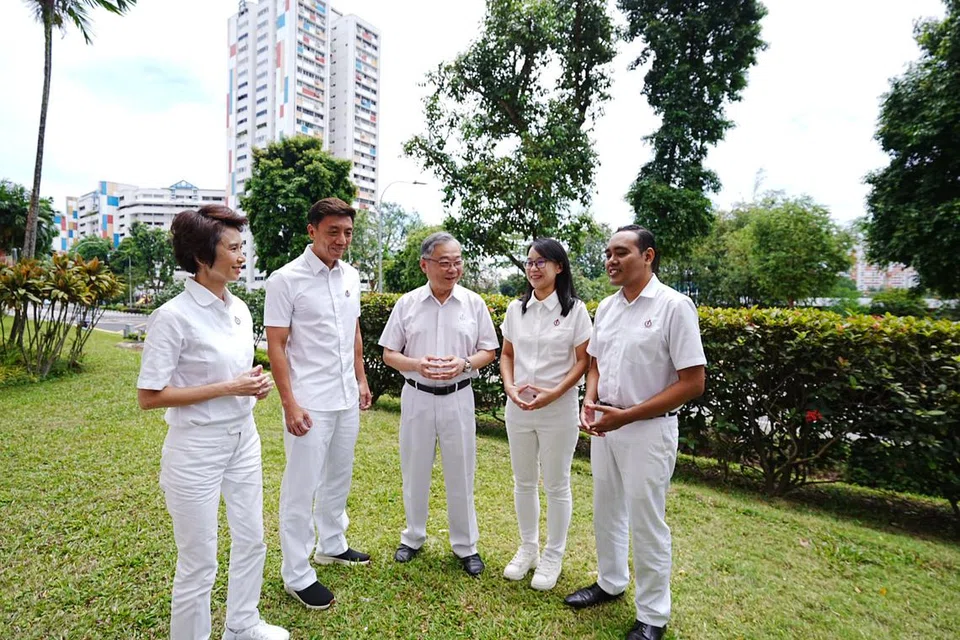 Calon Parti Tindakan Rakyat (PAP), Cik Low Yen Ling (kiri) akan bertanding di Kawasan Undi Perseorangan (SMC) Bukit Gombak, manakala (dari kiri) Encik Jeffrey Siow, Encik Gan Kim Yong, Dr Choo Pei Ling dan Encik Zhulkarnain Abdul Rahim, adalah barisan calon PAP di GRC Chua Chu Kang.