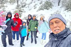 Penulis, Encik Sahari Sariman (paling kanan) bercuti di Mount Buller, Melbourne bersama isteri, anak dan cucunya pada Julai 2025.