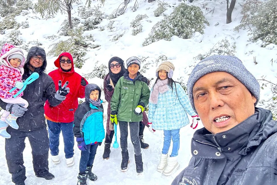 Penulis, Encik Sahari Sariman (paling kanan) bercuti di Mount Buller, Melbourne bersama isteri, anak dan cucunya pada Julai 2025.
