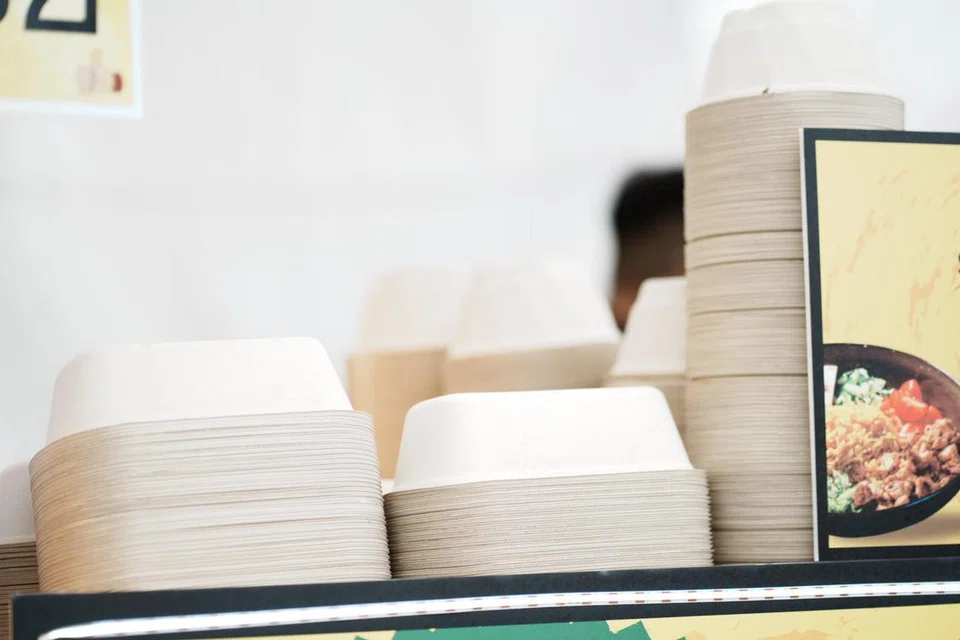 Pembungkusan mudah reput yang digunakan oleh Overrice, diperoleh daripada pembekal tempatan Natureware, sebagai langkah memastikan kelestarian dalam setiap aspek operasi mereka.