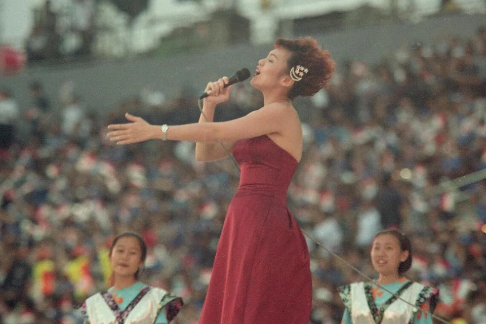 Penyanyi Kit Chan menyampaikan lagu ciptaan Dick Lee berjudul Home buat julung-julung kalinya semasa NDP 1998 di Stadium Negara. Lagu tersebut kemudian menjadi antara lagu Hari Kebangsaan malar segar dan paling digemari rakyat Singapura hingga kini.