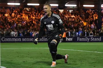 WIRA PASUKAN: Penjaga gawang Leicester, Daniel Iversen (atas) muncul wira pasukannya dalam babak sepakan penalti menentang Stockport. - Foto REUTERS