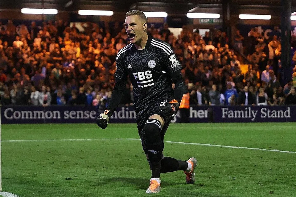 WIRA PASUKAN: Penjaga gawang Leicester, Daniel Iversen (atas) muncul wira pasukannya dalam babak sepakan penalti menentang Stockport. - Foto REUTERS