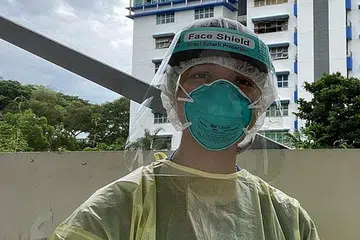 BH SUMBANG BAKTI: Mastura semasa dikerah ke asrama pekerja asing untuk menyediakan rawatan dan ujian swab bagi Covid-19 kepada penghuni di sana. - Foto ihsan SITI MASTURA RAHIM