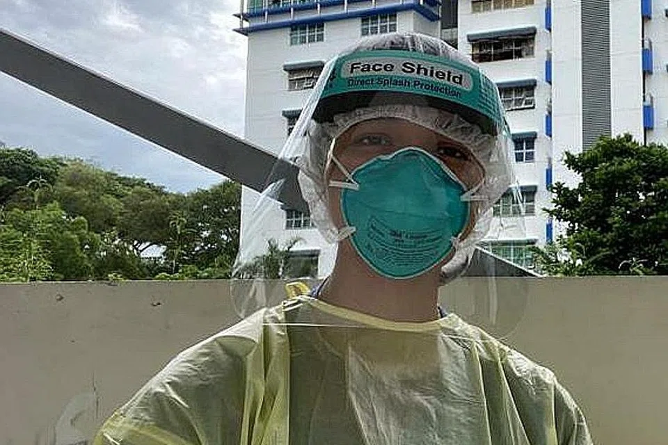 BH SUMBANG BAKTI: Mastura semasa dikerah ke asrama pekerja asing untuk menyediakan rawatan dan ujian swab bagi Covid-19 kepada penghuni di sana. - Foto ihsan SITI MASTURA RAHIM