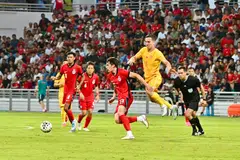 Pasukan Singa (jersi merah) terpaksa akur dengan kekalahan 1-2 kepada China dalam perlawanan persahabatan antara dua pasukan tersebut di Stadium Jalan Besar pada 5 Jun.