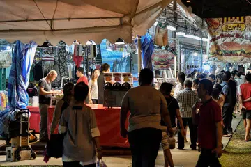 MODEL NIAGA RELEVAN: Bagi peniaga, perniagaan di pasar malam menawarkan kelebihan dari segi kos kerana mereka hanya berniaga semasa tempoh permintaan tinggi, manakala bagi pengguna, ia dikaitkan dengan barangan yang ditawarkan pada harga rendah. - Foto fail