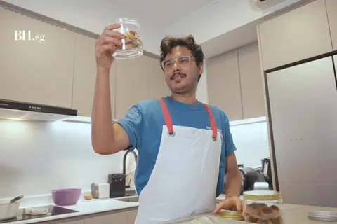 Syed Muhammad Firdaus memanfaatkan AI untuk menyiapkan kuih tart sempena Hari Raya.