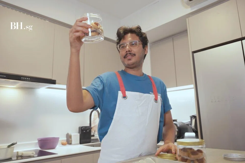 Syed Muhammad Firdaus memanfaatkan AI untuk menyiapkan kuih tart sempena Hari Raya.