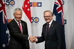Perdana Menteri, Encik Lee Hsien Loong (kiri), dan Perdana Menteri Australia, Encik Anthony Albanese, bersetuju bekerjasama dalam pelbagai sektor, seperti tenaga yang boleh diperbaharui dan kecerdasan buatan. 