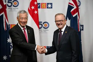 Perdana Menteri, Encik Lee Hsien Loong (kiri), dan Perdana Menteri Australia, Encik Anthony Albanese, bersetuju bekerjasama dalam pelbagai sektor, seperti tenaga yang boleh diperbaharui dan kecerdasan buatan. 