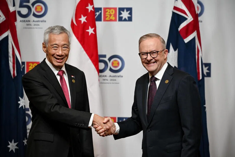 Perdana Menteri, Encik Lee Hsien Loong (kiri), dan Perdana Menteri Australia, Encik Anthony Albanese, bersetuju bekerjasama dalam pelbagai sektor, seperti tenaga yang boleh diperbaharui dan kecerdasan buatan. 