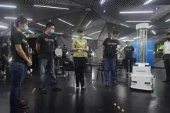 PELUANG DALAM BIDANG ROBOTIK: Baru-baru ini Cik Teo mengunjungi syarikat setempat PBA Group yang menghasilkan robot pembasmi kuman Sunburst UV Bot untuk mencegah penularan Covid-19. Syarikat itu sedang menggajikan dan melatih jurutera robotik untuk membangun dan mengurus robot itu. - Foto BH oleh ALPHONSUS CHERN