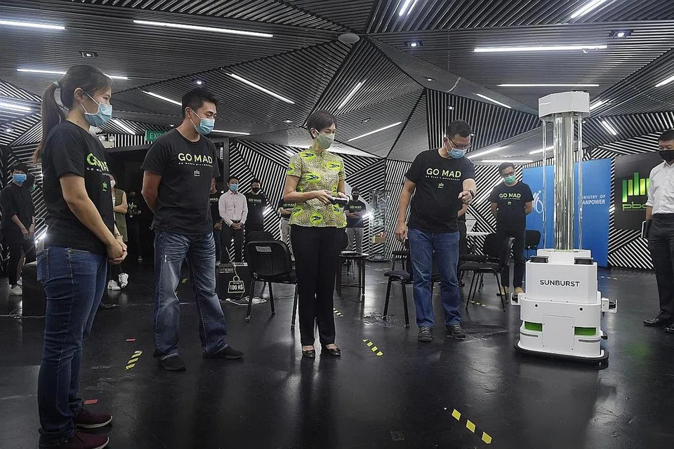 PELUANG DALAM BIDANG ROBOTIK: Baru-baru ini Cik Teo mengunjungi syarikat setempat PBA Group yang menghasilkan robot pembasmi kuman Sunburst UV Bot untuk mencegah penularan Covid-19. Syarikat itu sedang menggajikan dan melatih jurutera robotik untuk membangun dan mengurus robot itu. - Foto BH oleh ALPHONSUS CHERN