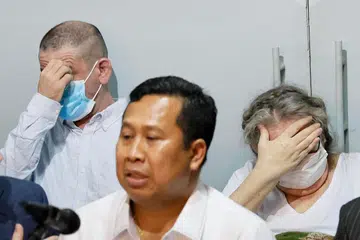 Lindsay Sandiford (kanan), banduan warga Britain yang dijatuhkan hukuman mati, dan Shahab Shahabadi (kiri) menutup wajah mereka semasa majlis penyerahan bagi proses pemulangan ke negara asal di Penjara Kerobokan, Badung, Bali, Indonesia, pada 6 November 2025. Pemerintah Indonesia telah meluluskan pemulangan Sandiford, yang disabit kesalahan menyeludup kokain di Bali pada 2013, serta Shahabadi sebagai sebahagian daripada perjanjian pemulangan antara Indonesia dan United Kingdom. 