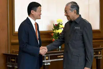 KONGSI PANDANGAN: Encik Jack Mah (kiri) antara lain melahirkan rasa kagum dengan pengetahuan mendalam Dr Mahathir mengenai teknologi. - Foto THE STAR