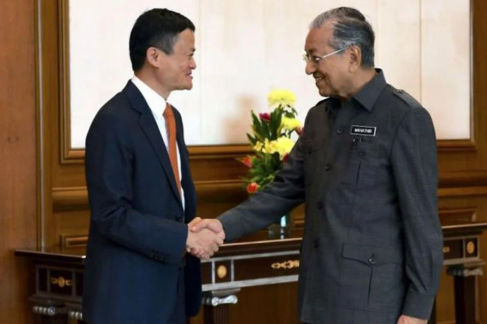KONGSI PANDANGAN: Encik Jack Mah (kiri) antara lain melahirkan rasa kagum dengan pengetahuan mendalam Dr Mahathir mengenai teknologi. - Foto THE STAR