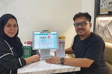 DAKAP DIGITAL: Cik Noraini dan rakan niaganya, Encik Leonadi Ramli, menunjukkan beberapa huraian digital yang sudah pun dimanfaatkan di restoran Le Fuse demi melancarkan operasi, lebih-lebih lagi di tengah-tengah pandemik Covid-19 ini. - Foto LE FUSE CAFE