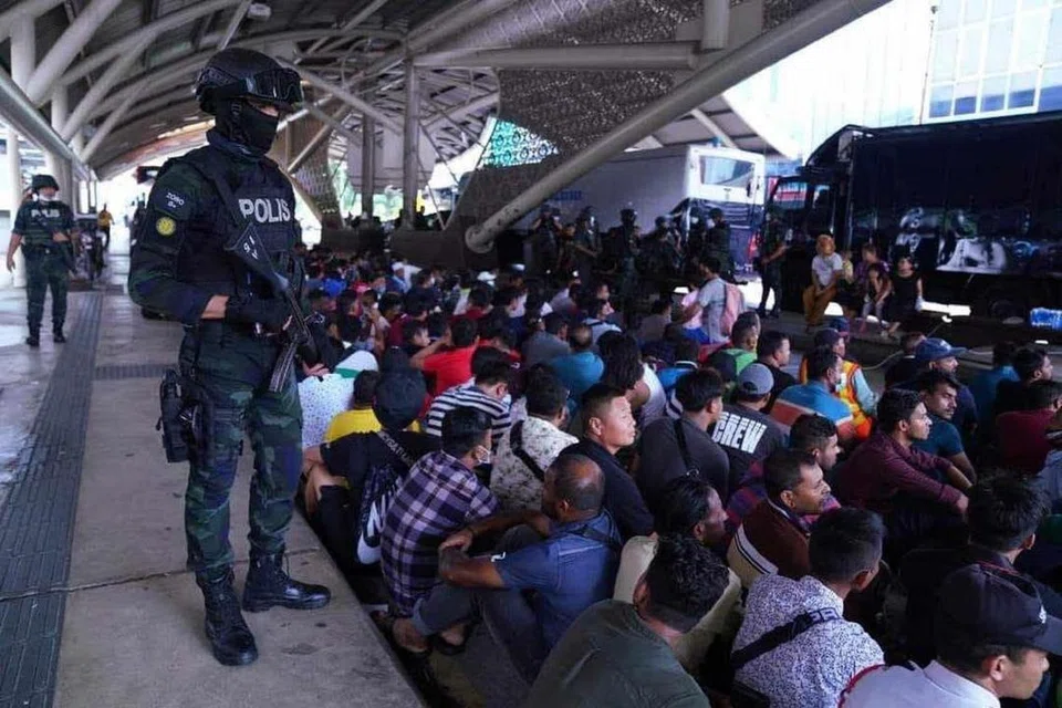PERKETAT KAWALAN: Polis mengawasi pendatang asing tanpa izin yang ditahan dalam operasi khas bersepadu di di Jalan Silang, Kuala Lumpur, yang turut dikenali sebagai ‘Mini Dhaka’ berikutan ia menjadi lokasi tumpuan warga asing. 
