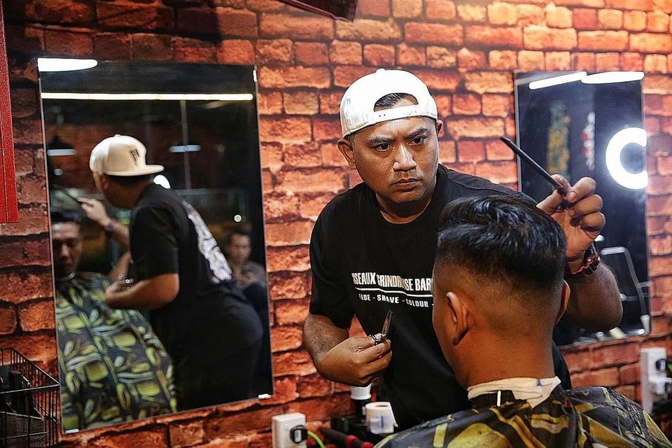 TAK MAHU KALAH DENGAN HAWA: Menurut Encik Effendy Ali kaum lelaki hari ini lebih sedar sekarang dan mahu kelihatan sama trampil macam wanita. Bukan itu sahaja, potongan rambut baik dan penampilan baik dapat merangsang keyakinan.Ia juga satu cara untuk kaum Adam menenangkan fikiran dan meluangkan masa untuk diri sendiri. - Foto BH oleh KEVIN LIM