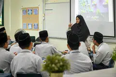 SUMBANG TENAGA: Ustazah Dr Rabia Hanifa, 60 tahun, telah menyumbang tenaga mengajar dan mendidik anak-anak masyarakat Islam di madrasah sejak 28 tahun lalu. 