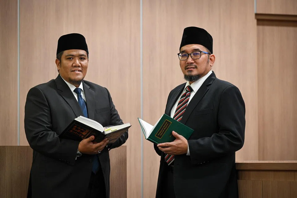 TEMPA SEJARAH: Ustaz Irwan Hadi Mohd Shuhaimy (kiri) dan Ustaz Muhammad Fazalee Jaafar dua presiden pertama di Mahkamah Syariah yang mempunyai latihan dan ijazah bukan hanya dalam bidang undang-undang Syariah tetapi juga sivil yang diiktiraf. 